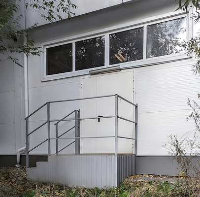 Наружная белая дверь Наружная белая дверь