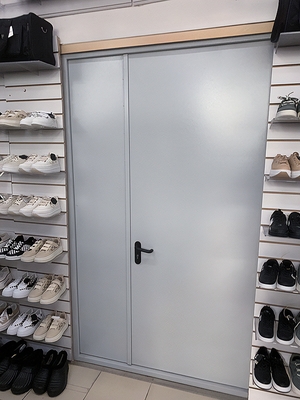 Полуторная дверь в обувном магазине