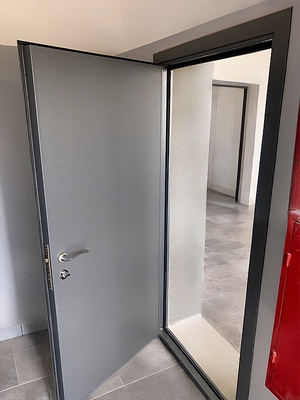 Серая техническая дверь Серая техническая дверь