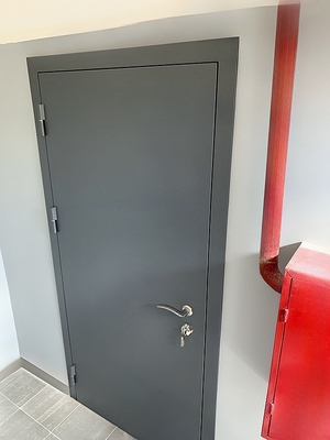 Серая техническая дверь Серая техническая дверь