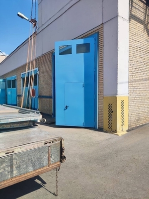 Синие ворота с остеклением