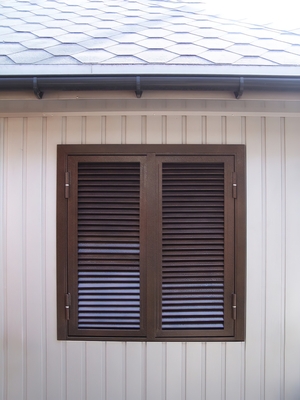 Ставни коричневого цвета