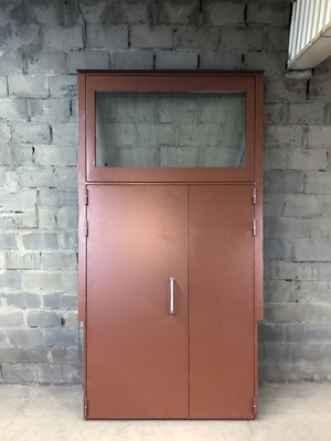 Дверь с остекленной верхней вставкой и с ручкой-скобой