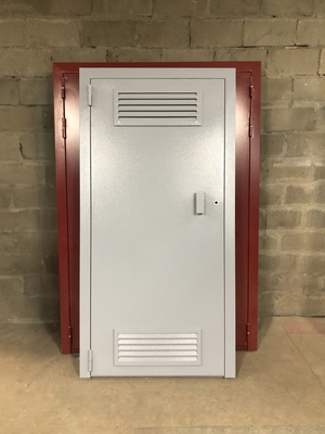 Техническая дверь с вентиляцией сверху и внизу