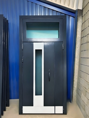 Темно-серая дверь с фрамугой